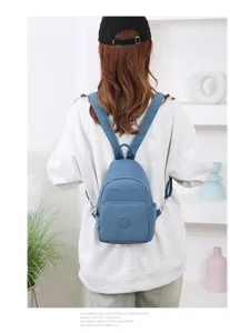 Dettaglio retro zaino mini convertibile in nylon blu, borsa viaggio casual multifunzione