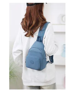 Vista dettagliata dello zaino in nylon blu casual, elegante e versatile per i viaggi quotidiani.