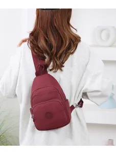 Vista dettagliata della borsa a tracolla casual in nylon da donna, ideale per i viaggi.