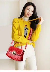 Borsa a mano rossa in pelle verniciata effetto coccodrillo con strass brillanti e catena.