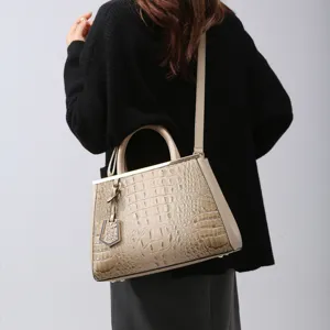 Elegante borsa da donna beige con stampa coccodrillo e tracolla, vista posteriore.