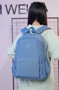 Zaino casual in nylon idrorepellente, grande capacità per scuola e viaggio da donna.
