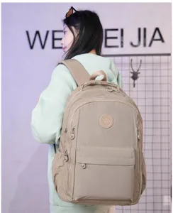 Vista dettagliata dello zaino casual in nylon con tasche multiple con chiusura zip color kaki.