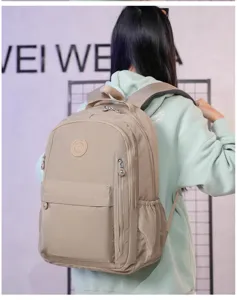 Vista di dettaglio dello zaino casual in nylon impermeabile da donna, grande borsa da viaggio.
