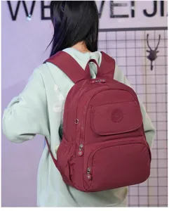 Sac à dos de voyage décontracté en nylon avec plusieurs compartiments et poches pour le quotidien.