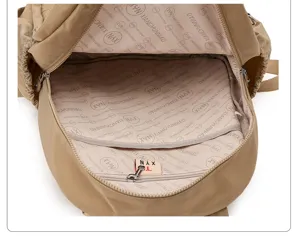 Détail intérieur de sac à dos décontracté en nylon avec poches zippées et doublure.