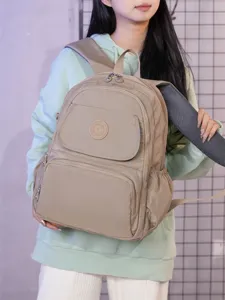 Sac à dos décontracté en nylon élégant pour femmes avec plusieurs compartiments zippés.