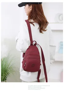 Zaino mini in nylon versatile e borsa a tracolla da donna, con design chic per ogni occasione.