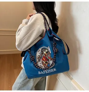 Canvas tote bag with lion embroidery, large capacity shoulder bag for daily commute use.
