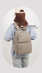 Zaino casual kaki con tasche multiple, grande capacità per scuola e viaggi leggeri.
