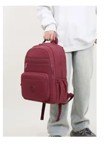 Zaino casual in nylon con tasche multiple, leggero e capiente per viaggi e vita quotidiana.