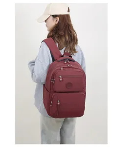 Zaino casual in nylon bordeaux con scomparti multipli e tasche con cerniera pratiche.