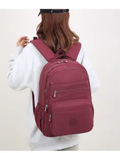 Zaino casual bordeaux con tasche multiple, vista dettagliata degli spallacci e tasche.