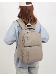 Dettaglio dello zaino in nylon con tasche multiple, cerniere resistenti e spallacci comodi.