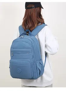 Vista dettagliata di uno zaino da viaggio blu leggero multitasche per studenti.