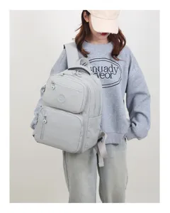 Zaino da viaggio grigio leggero con scomparti multipli e tessuto in nylon resistente e pratico.