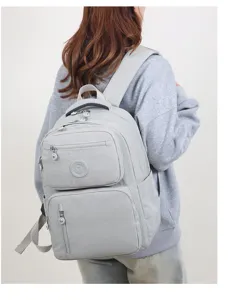 Vista dettagliata dello zaino da viaggio in nylon casual con scomparti multipli frontali.
