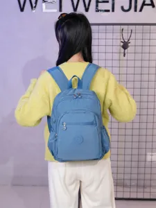Zaino casual in nylon con tasche multiple, leggero e impermeabile per uso quotidiano.