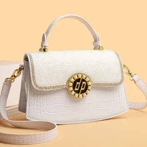 Borsa a tracolla bianca con stampa coccodrillo, patta in strass e chiusura con perle.