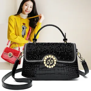 Elegante borsa nera in vernice con motivo coccodrillo e splendidi strass luminosi.