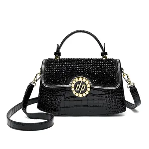 Borsa a mano in pelle verniciata nera con motivo coccodrillo, strass e chiusura di perle.