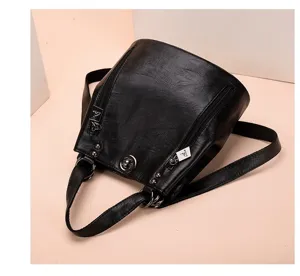 Zaino convertibile in morbida pelle nera, borsa a secchiello multifunzionale con chiusura in metallo.
