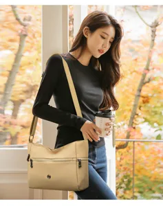 Casual women crossbody bag detail, oxford fabric with front zipper pockets and wide strap.
