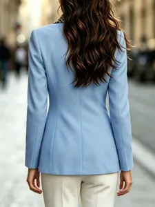 Vista trasera detallada de la chaqueta blazer azul claro con elegante cuello de leopardo.