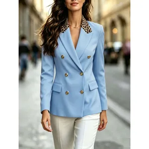 Elegante blazer azul claro con solapa de leopardo y botones dorados de doble botonadura.