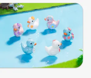 Mini figurine de canard en résine avec décoration florale, parfaite pour le bricolage DIY.