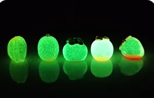Mini ciondoli in resina di frutta luminosa, simpatici ornamenti fai da te scrivania e auto.