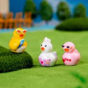 Miniatura de Resina Pequeña Estatuilla de Pato Amarillo Lindo Dibujo Animado Pato Estatua de Animal Artesanía DIY Escritorio Coche Interior Adorno