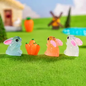 Set di mini statuette di coniglietto in resina luminose con carote per decorazione micro paesaggio.
