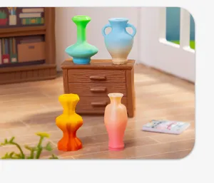 Vue détaillée de vases miniatures dégradés, accessoires de déco de maison de poupée et micro-pays.