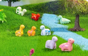 Miniature di dinosauri in resina colorata con motivi stampati, ideali per il fai da te e decori.