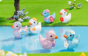 Mini figurines de canard en résine avec de jolies fleurs pour décoration micro-paysage.