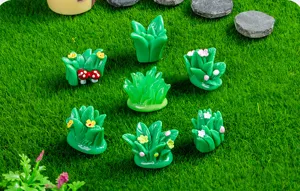Primo piano di ornamenti in resina d'erba in miniatura per giardini di muschio e decorazioni.