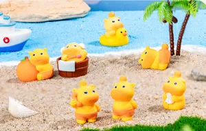 Simpatico set di statuine in miniatura di capibara in resina per decorare la scrivania.
