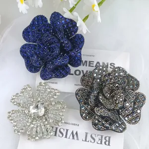 Primo piano dettagliato della toppa di fiori in strass di cristallo, squisito accessorio.