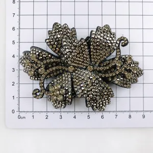 Clip de zapato floral de pedrería brillante, vista detallada en cuadrícula de medida.