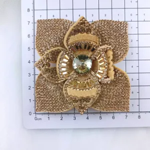 Primo piano della scintillante toppa di fiori in strass di cristallo 3D, dettaglio.