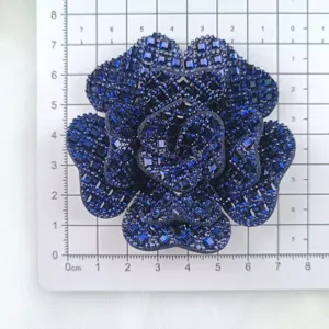 Toppa di fiori di rosa con strass di cristallo blu scuro accessorio per abbigliamento.