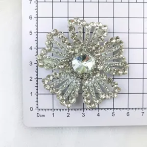 Vista dettagliata della toppa floreale in strass di cristallo 3D per scarpe e abbigliamento.
