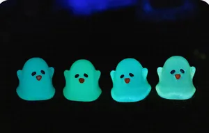 Dettaglio statuette fantasma in resina luminosa, simpatici accessori per scrivania e auto.