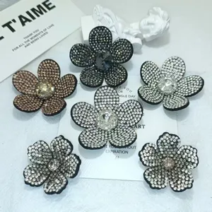 Glitzernde Strass Blumen Patches DIY Handgemacht Detailansicht in verschiedenen Farben.