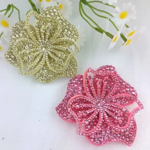 Toppa Floreale in Strass Lucente Applicazione in Resina Multistrato 3D Per Accessori di Decorazione per Cappelli di Abbigliamento DIY