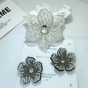 Fleur brodée 3D en organza DIY artisanale applique pour vêtement pull vue détaillée