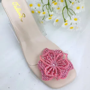 Eleganti sandali con tacco alto e fiori in strass, design chic con cinturino trasparente.