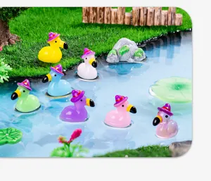 Mini figurine di fenicotteri in resina colorata con cappelli da mago per decorazione fai-da-te.