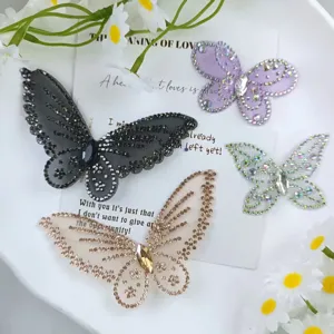 Close-up detail van strass vlinder DIY applicatie, sprankelende mesh afwerking voor kleding.